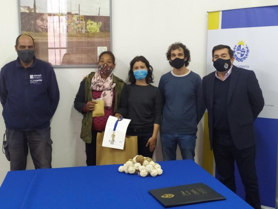 Ceremonia de firma de documentos que acreditan las obras realizadas en las viviendas Ceremonia de firma de documentos que acreditan las obras realizadas en las viviendas