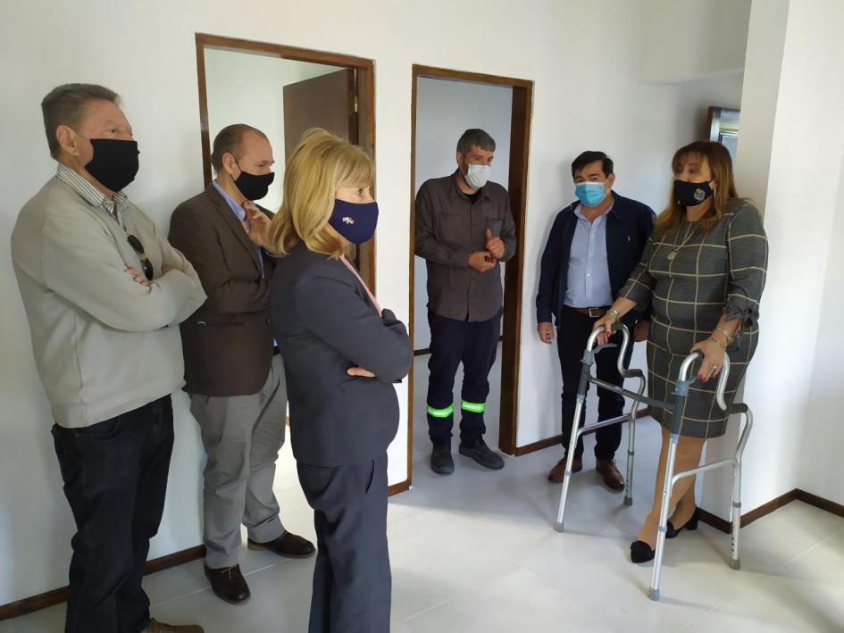 Autoridades del MVOT y del Juntos visitan una vivienda del barrio Marconi Autoridades del MVOT y del Juntos visitan una vivienda del barrio Marconi