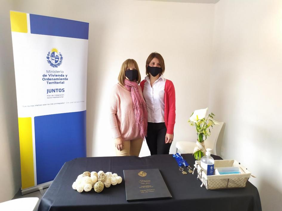 Participantes del barrio Carpa en la ceremonia de firma de documentos y entrega de llaves Participantes del barrio Carpa en la ceremonia de firma de documentos y entrega de llaves