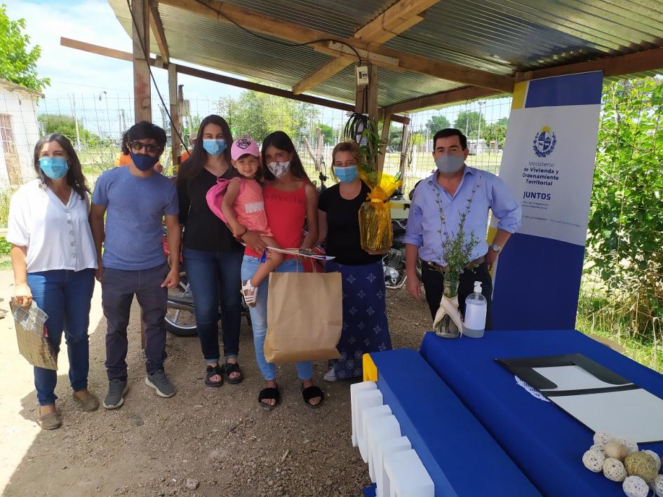 Participantes del barrio Obelisco de Las Piedras reciben las llaves de sus viviendas