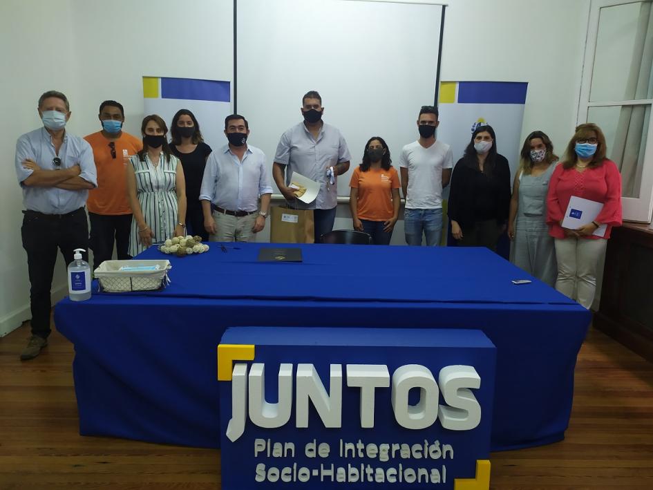 Participante del Juntos en compañía de autoridades y equipos de territorio 