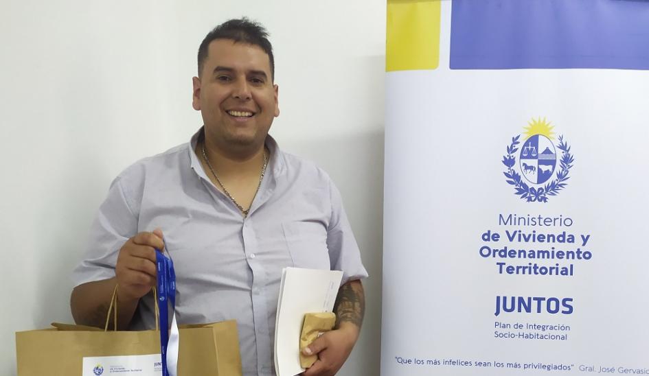 Participante del barrio Luis Batlle Berres recibe los documentos de su nueva vivienda Participante del barrio Luis Batlle Berres recibe los documentos de su nueva vivienda