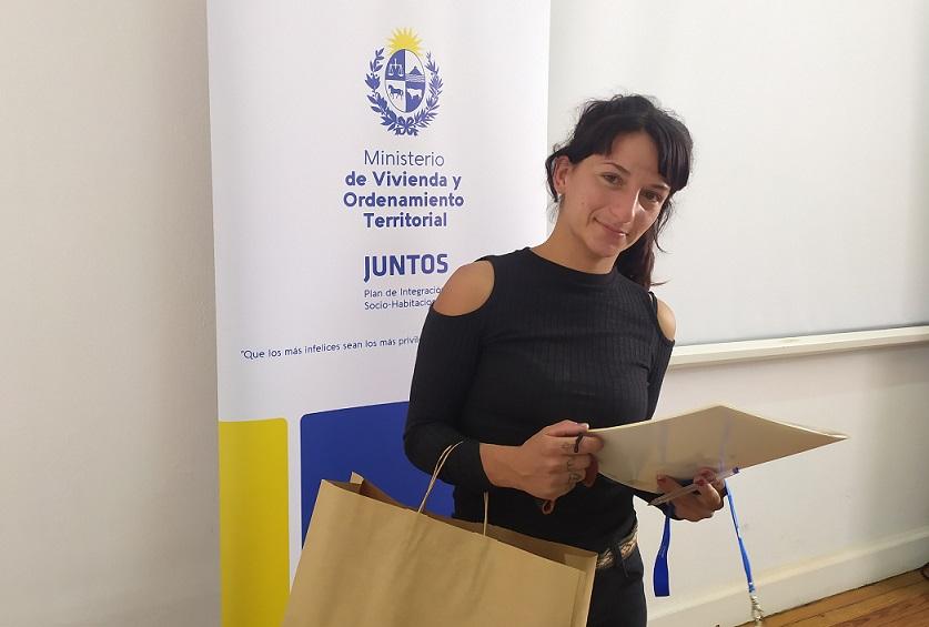 Participante del Juntos de Barrio Unido recibe la llave de su nueva vivienda Participante del Juntos de Barrio Unido recibe la llave de su nueva vivienda