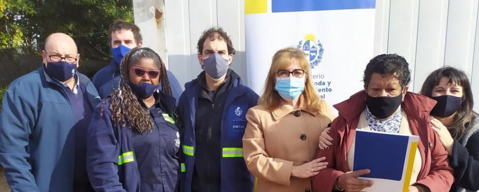 Participante de 5 Barrios Unidos recibe la llave de su nueva vivienda junto al equipo de territorio Participante de 5 Barrios Unidos recibe la llave de su nueva vivienda junto al equipo de territorio