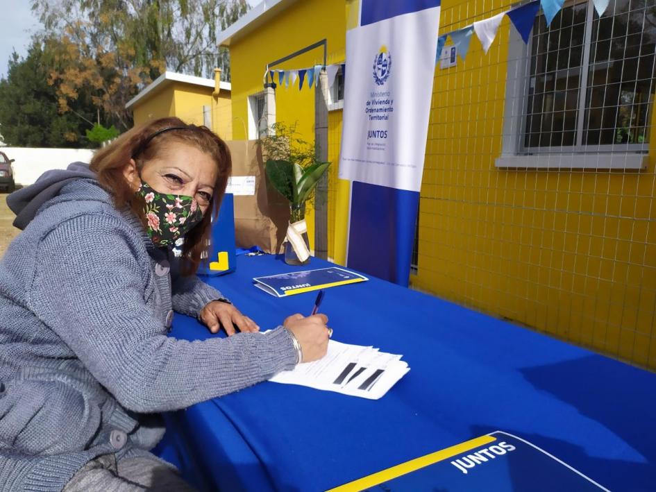 Participante de la intervención Lacio en Montevideo recibe la documentación de su nueva vivienda Participante de la intervención Lacio en Montevideo recibe la documentación de su nueva vivienda
