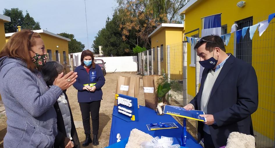 Rody Macías, Coord. General del Juntos, entrega la llave de una nueva vivienda en Lacio