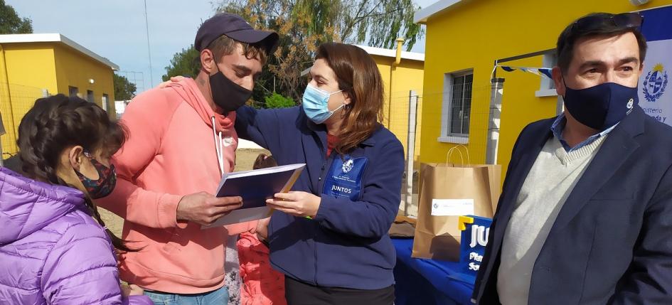 Participante recibe la llave de manos de Virginia Loustau, Gerenta Técnica de Juntos Participante recibe la llave de manos de Virginia Loustau, Gerenta Técnica de Juntos