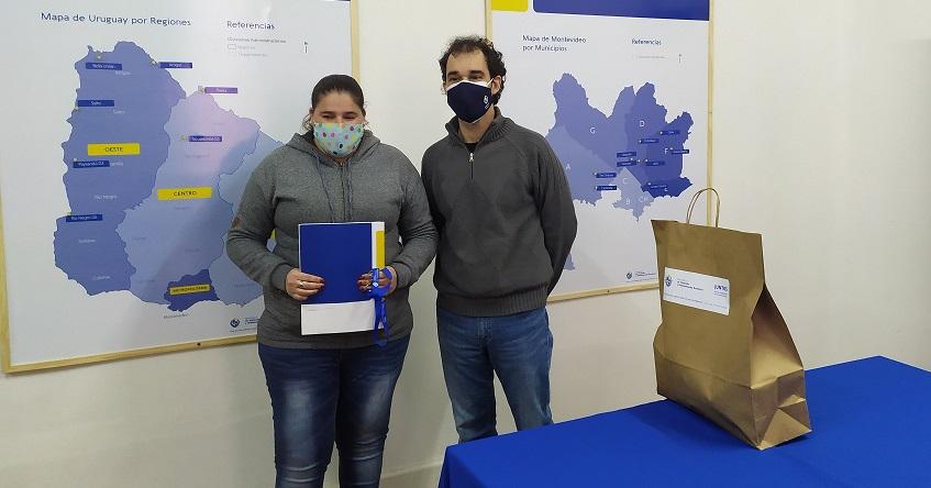 Participante en la ceremonia de recepción de los documentos de su vivienda Participante en la ceremonia de recepción de los documentos de su vivienda