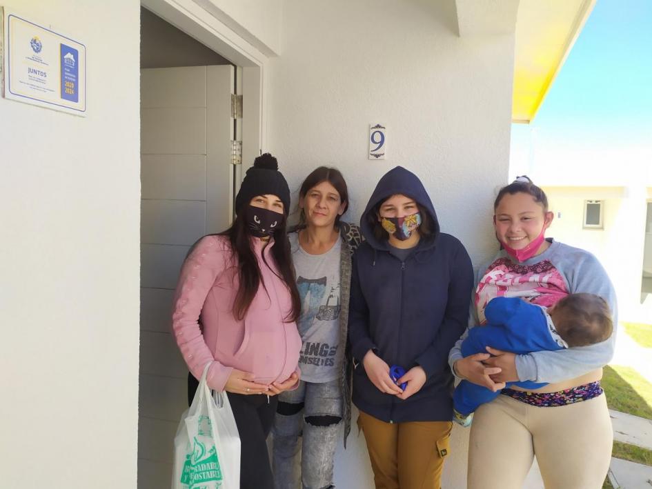 Familia participante en la entrada de su nueva casa Familia participante en la entrada de su nueva casa