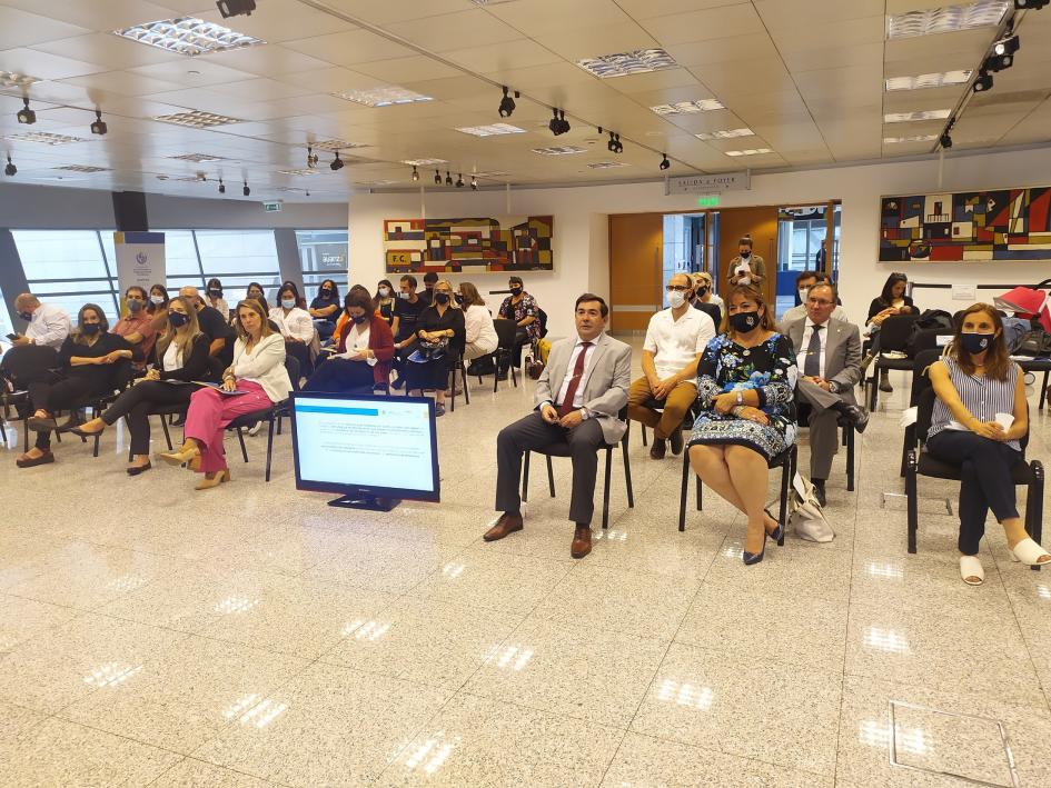 Autoridades del MVOT y asistentes en la actividad de presentación de los proyectos