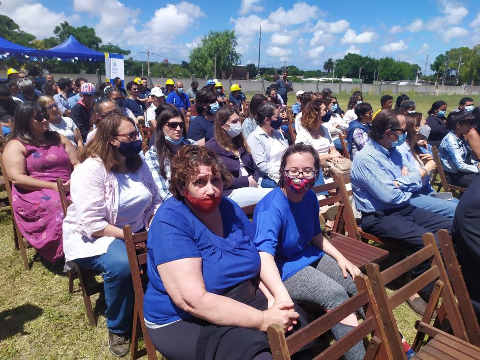 Participantes del Juntos en la ceremonia de entrega de viviendas en el Área Metropolitana Participantes del Juntos en la ceremonia de entrega de viviendas en el Área Metropolitana