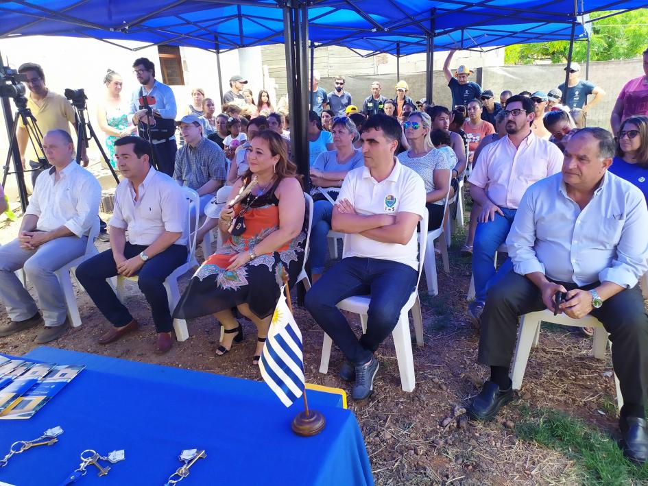 Autoridades nacionales y departamentales en la ceremonia de entrega de viviendas en Salto Autoridades nacionales y departamentales en la ceremonia de entrega de viviendas en Salto