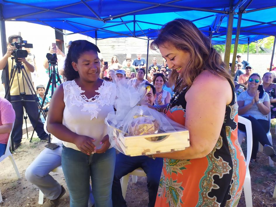 Ministra Irene Moreira recibe obsequio de parte del emprendimiento gastronómico Nueve Lunas en Salto Ministra Irene Moreira recibe obsequio de parte del emprendimiento gastronómico Nueve Lunas en Salto