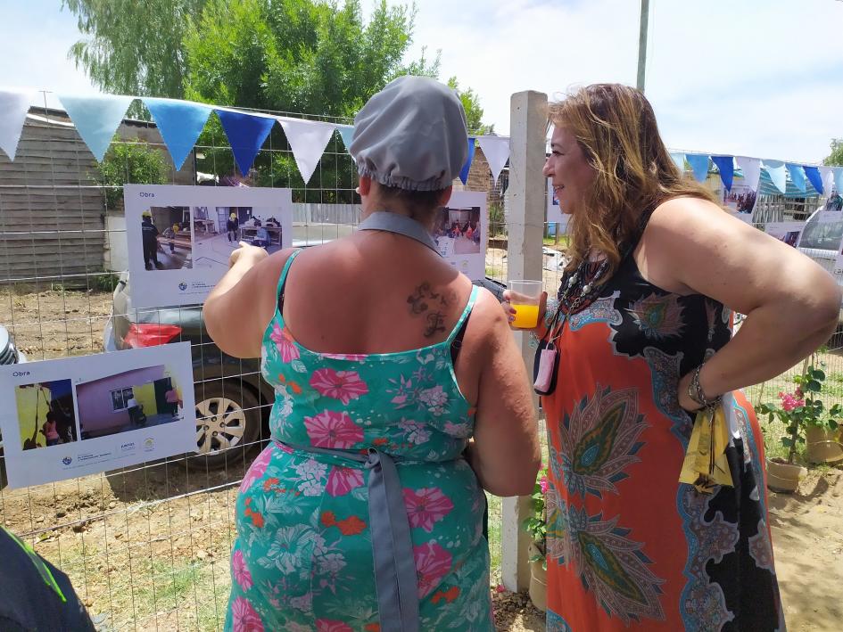 Ministra Moreira junto a participante del emprendimiento gastronómico Nueve Lunas Ministra Moreira junto a participante del emprendimiento gastronómico Nueve Lunas