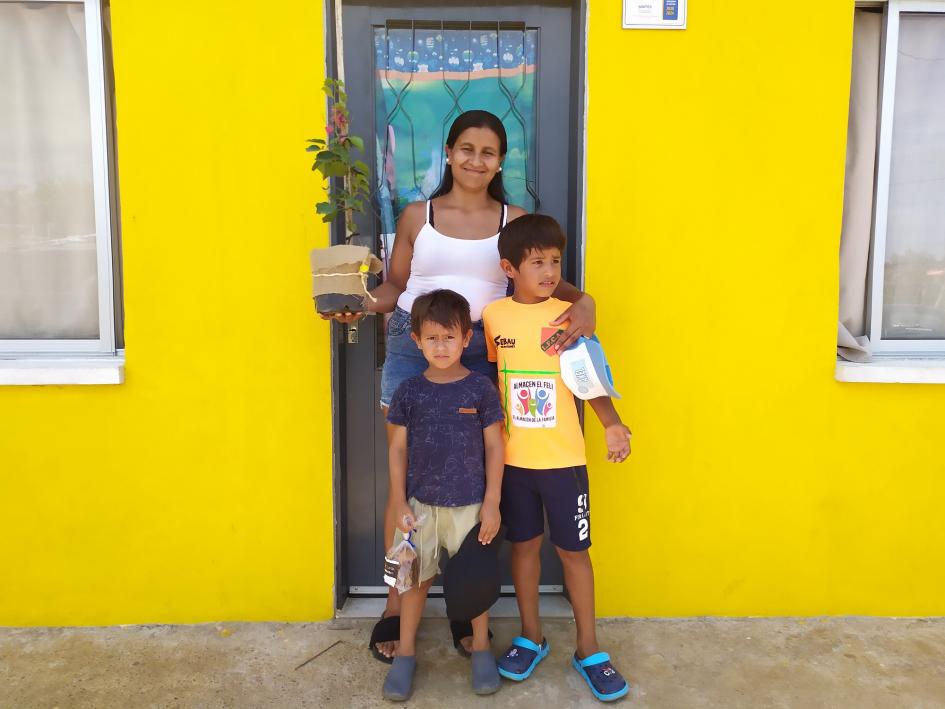Familia participante del Juntos en la entrada de su nueva vivienda en Salto Familia participante del Juntos en la entrada de su nueva vivienda en Salto