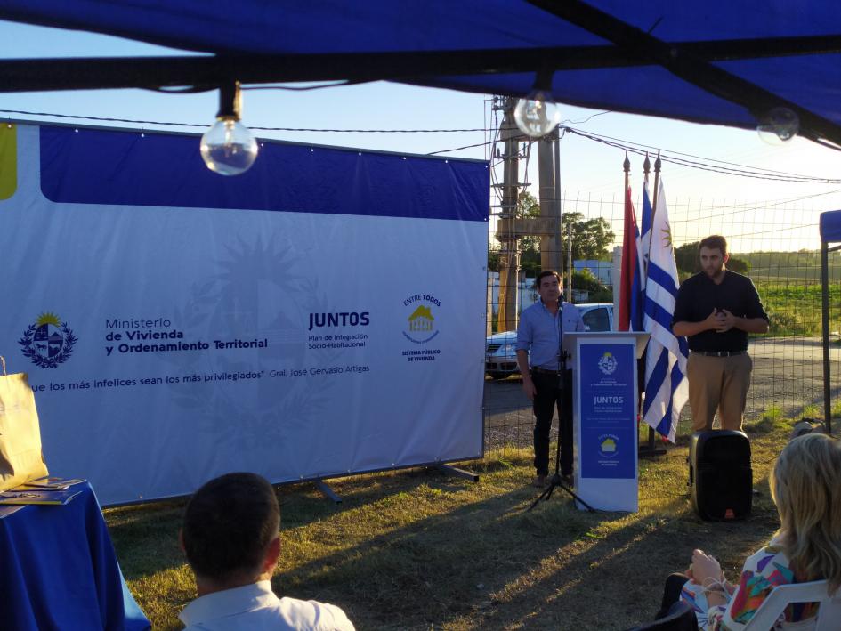 Coordinador general del Juntos Rody Macías se dirige a los presentes en la entrega de viviendas Coordinador general del Juntos Rody Macías se dirige a los presentes en la entrega de viviendas