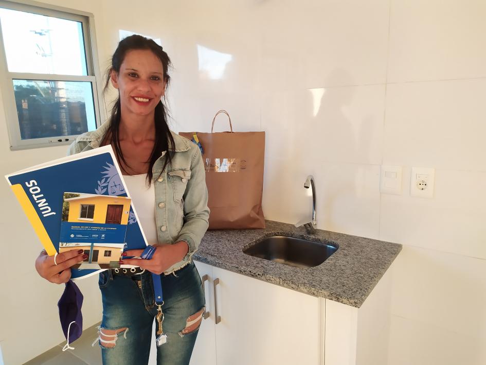 Participante de Juntos en la nueva vivienda del barrio San Gabriel Participante de Juntos en la nueva vivienda del barrio San Gabriel