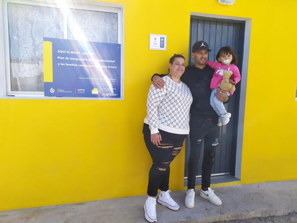 Familia participante de Casavalle en su nueva vivienda Familia participante de Casavalle en su nueva vivienda