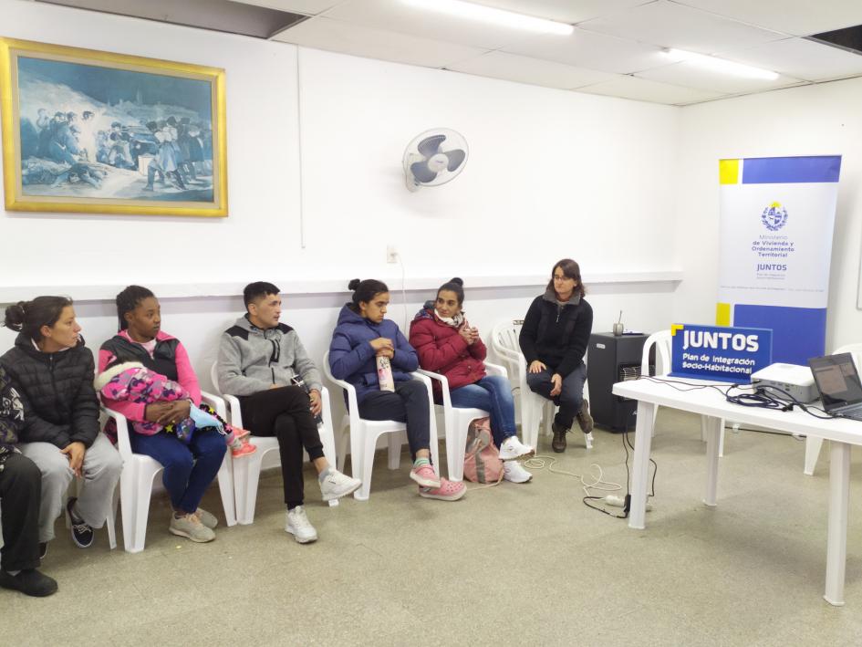 Técnicos del Juntos en la actividad de presentación del nuevo proyecto socio-habitacional en Marconi