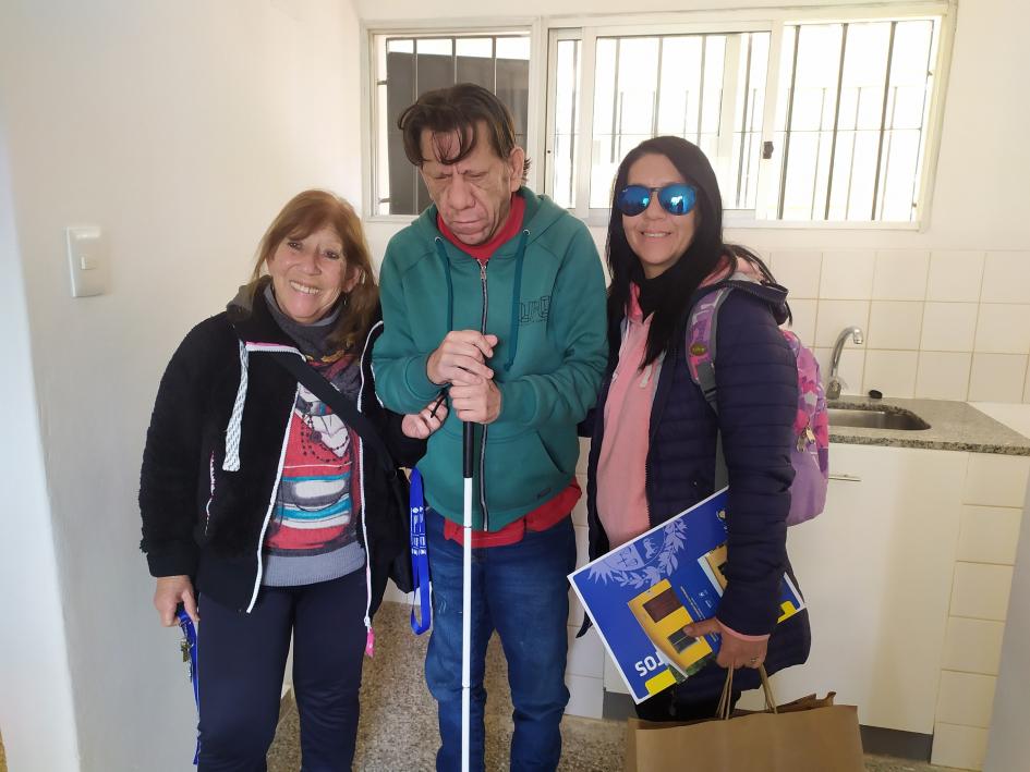 Participante acompañado por su familia en la nueva vivienda