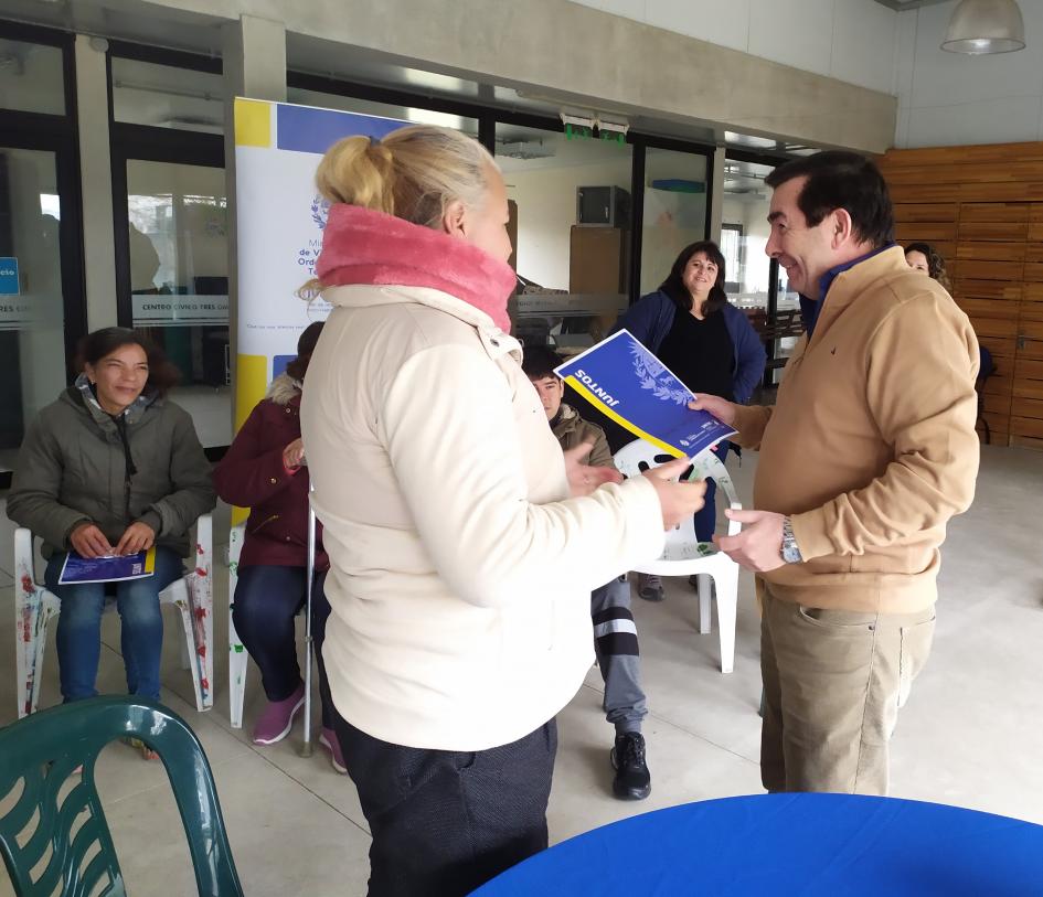 Coordinador general Rody Macías junto a participante del barrio Tres Ombúes en Montevideo