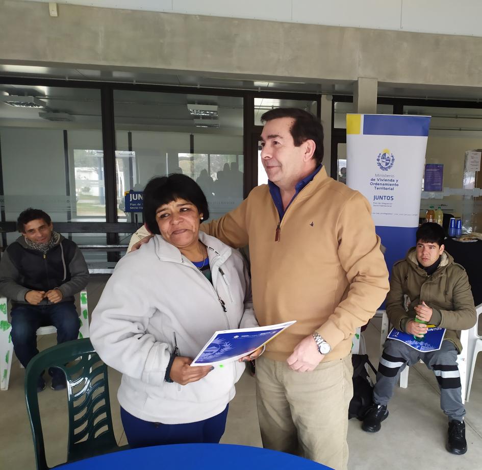 Coordinador general Rody Macías junto a participante del barrio Tres Ombúes en Montevideo