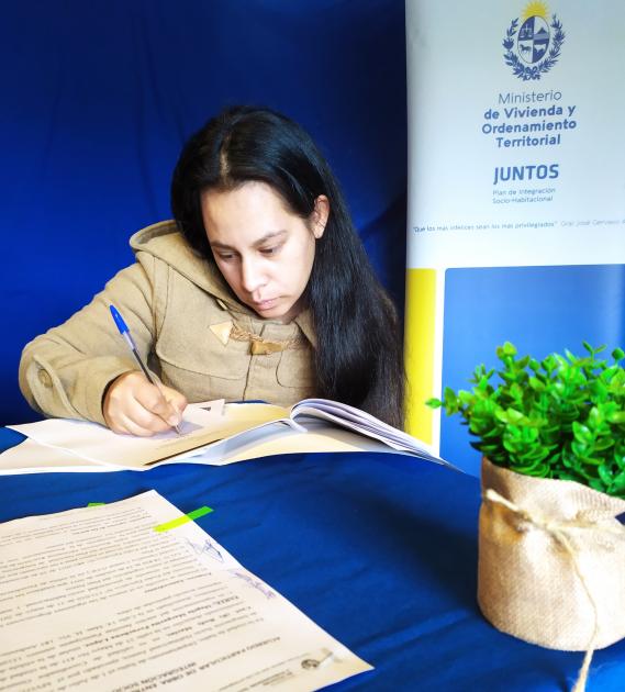 Participante del barrio Andresito en la ceremonia de firma de acuerdos particulares