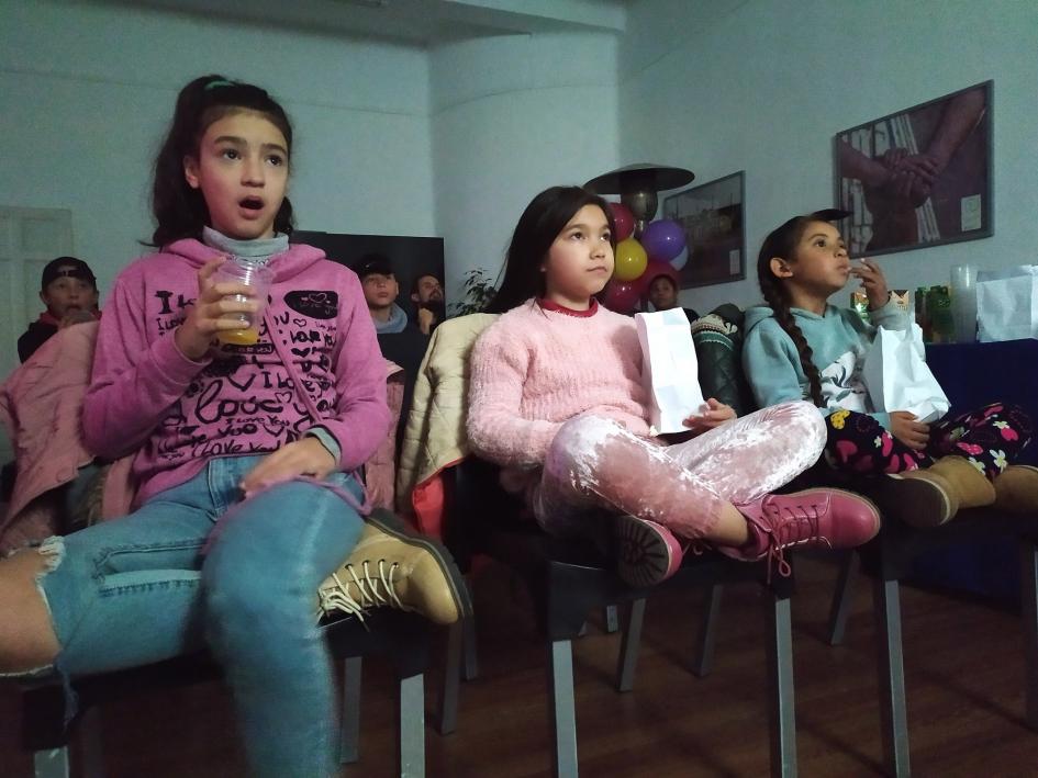 Niños del barrio Campo Galusso (Montevideo) disfrutaron de una tarde de cine