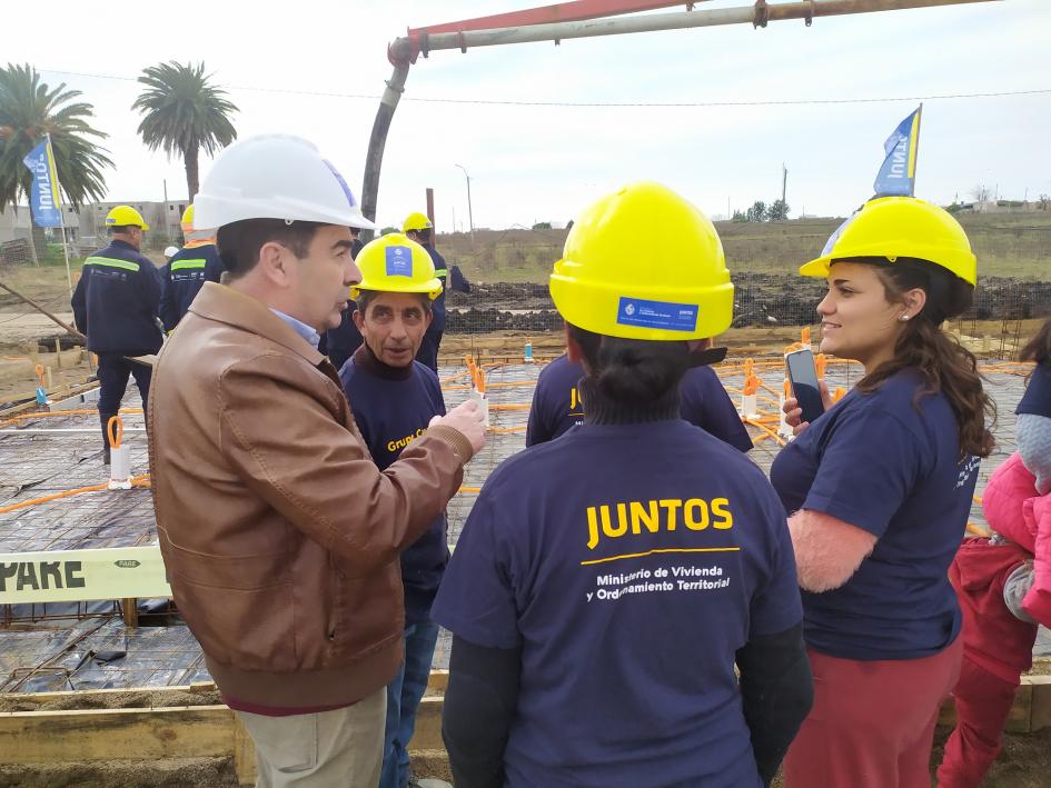 Coordinador general Rody Macías junto a participantes de la intervención Caudillo