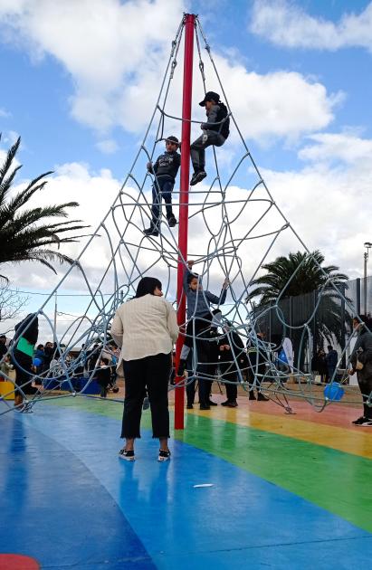 Niños en juego Niños trepados en juego de altura