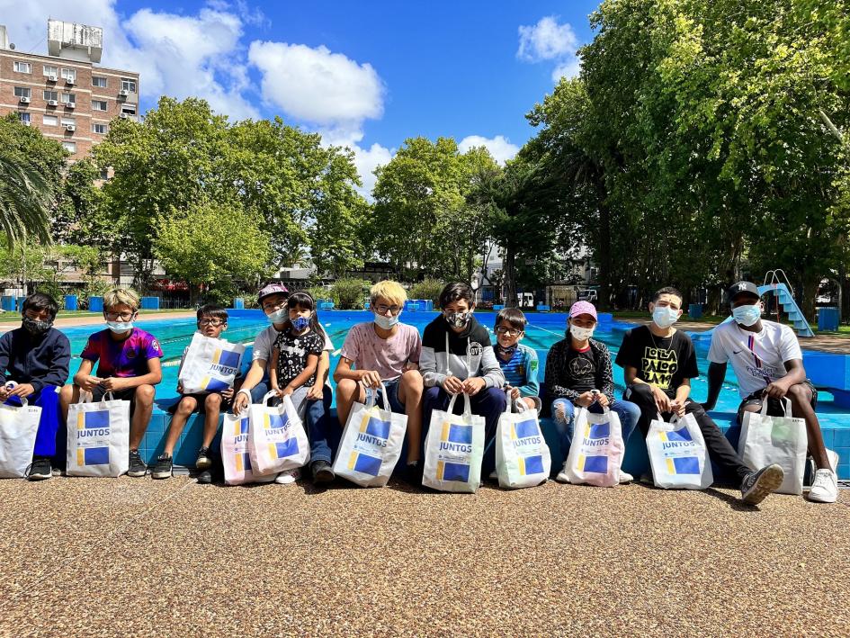 Niños y adolescentes en la Plaza de deportes Nº 5 en Montevideo