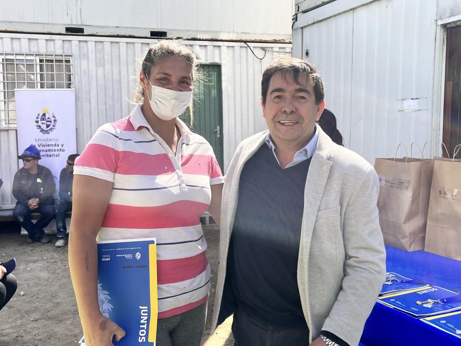 Coordinador general de Juntos Rody Macías entrega las llaves de su vivienda a una participante