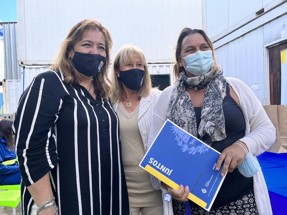 Autoridades del MVOT junto a participante del barrio Casavalle