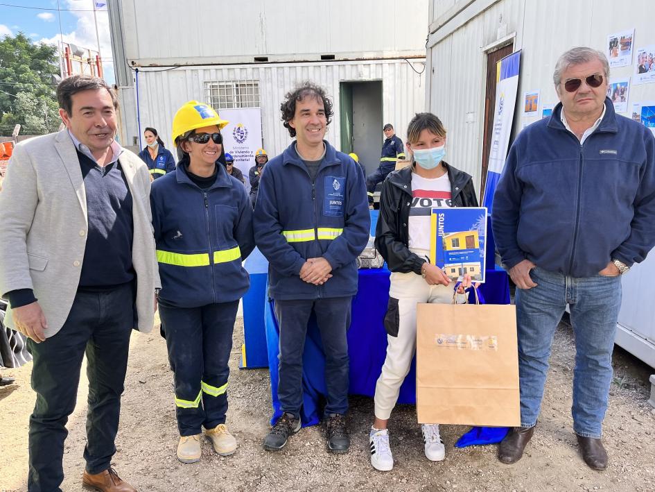 Autoridades del Juntos con una participante de Casavalle