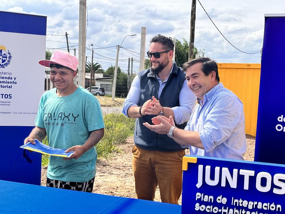 Coordinador general Rody Macías, Director de Vivienda de Canelones Rodrigo Amengual y participante