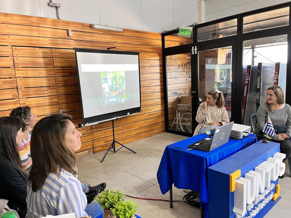 Equipo técnico de Juntos en la presentación del proyecto del barrio Tres Ombúes