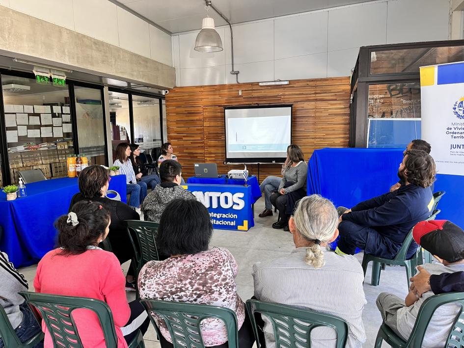 Presentación del proyecto socio-habitacional a familias participantes de Tres Ombúes