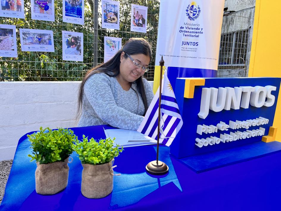 Participante de Tres Ombúes en el acto de firma de los documentos de su nueva vivienda