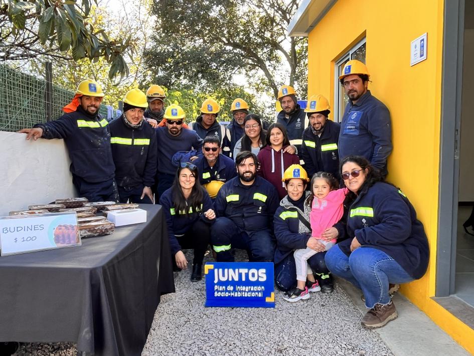 Familia participante y equipo de territorio de Tres Ombúes
