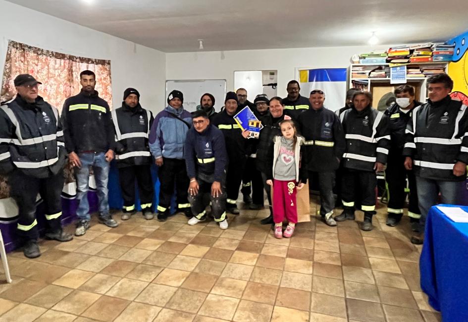 Participante de Capra junto a integrantes del equipo de territorio Participante de Capra junto a integrantes del equipo de territorio