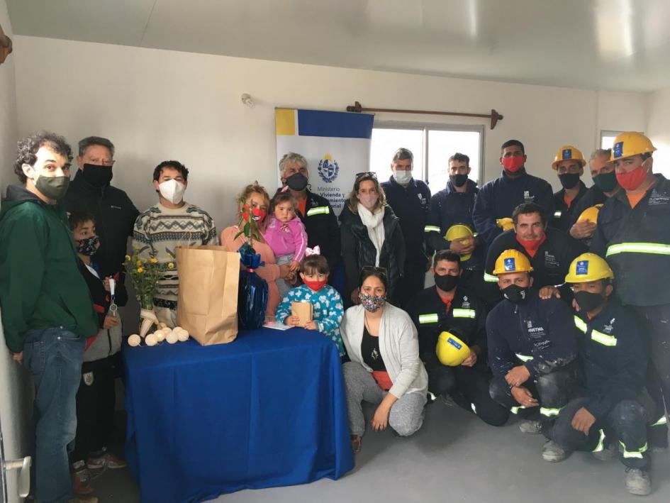 Familia participante del barrio 22 de Mayo junto al equipo de territorio