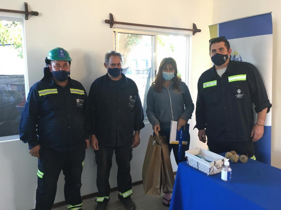 Participante de Los Milagros junto al equipo de territorio Participante de Los Milagros junto al equipo de territorio