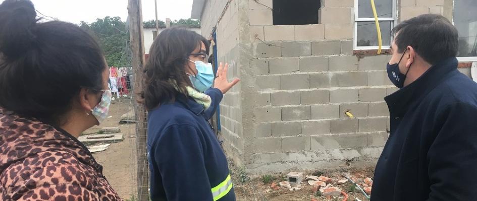 Coord. Gral. Rody Macías recorre viviendas en construcción junto a participantes y el equipo técnico