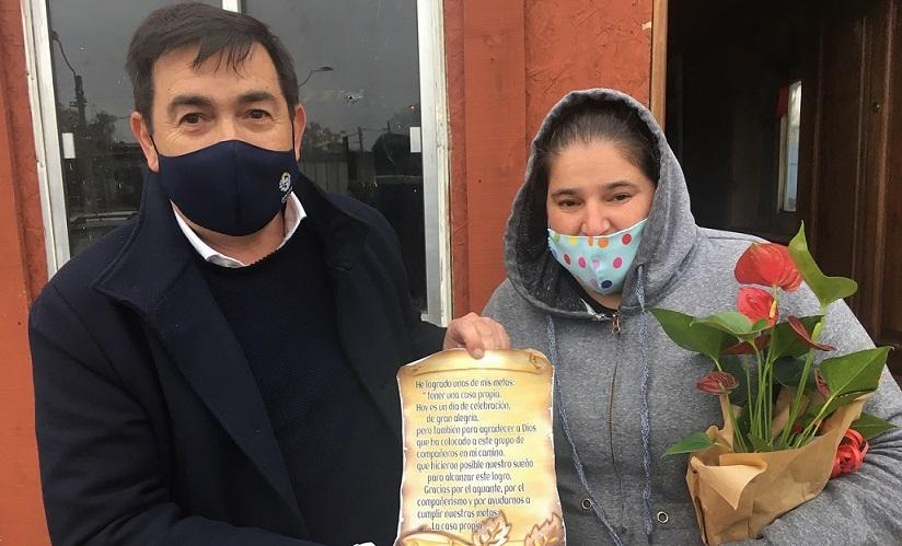 Coordinador Gral. Cnel. Rody Macías junto a una participante del barrio Marconi