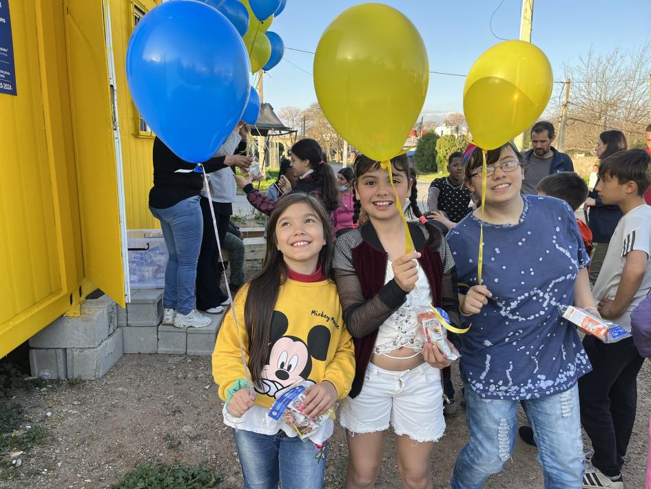 Niñas en la entrada del salón de usos múltiples