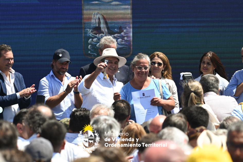 Inauguración de viviendas en asentamiento Kennedy