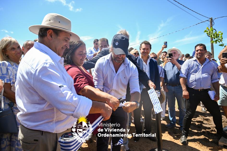 Inauguración de viviendas en asentamiento Kennedy