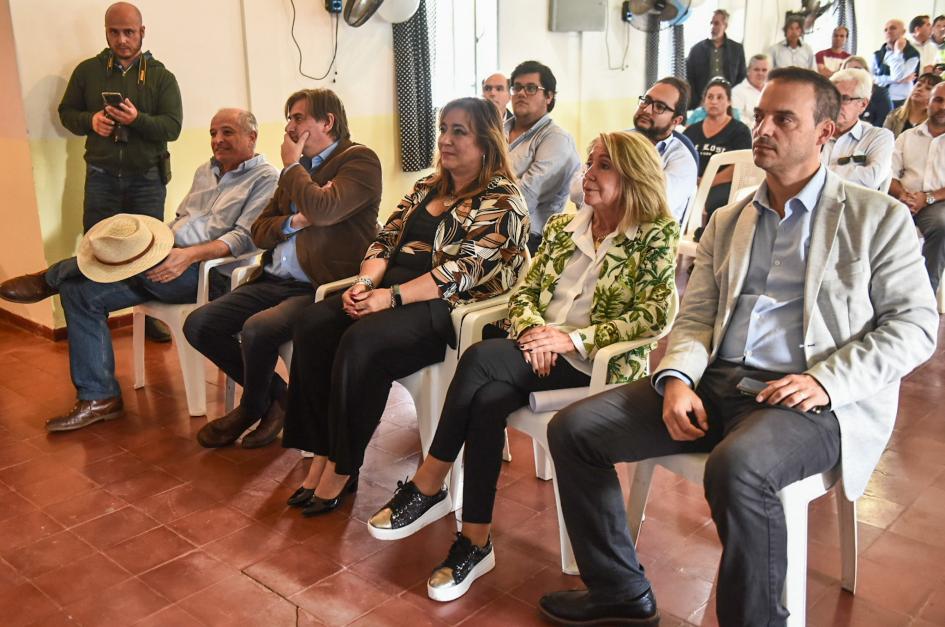 Ministra y autoridades con vecinos de mones