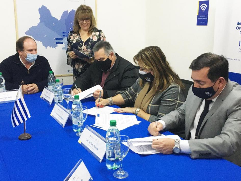 Firma de acuerdos Juntos - Mvot con Intendencias de Río Negro, Cerro Largo y Durazno