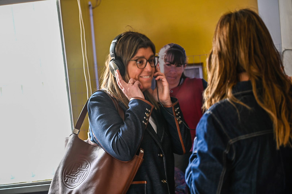 mujer riendo con auriculares
